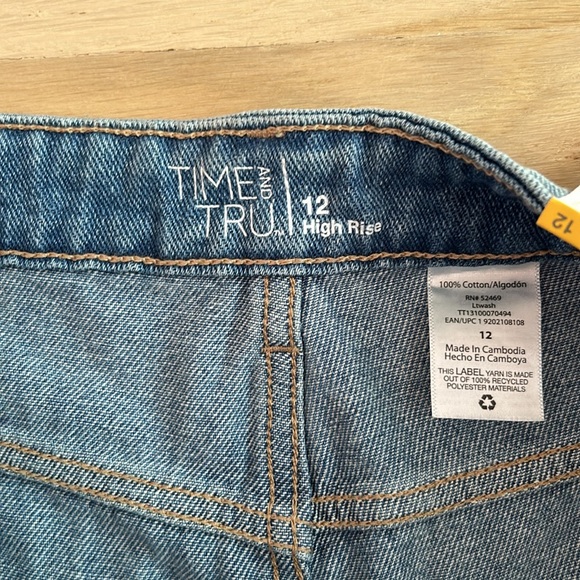 NWT Relaxed Fit- High Rise Denim Shorts - Picture 2 of 6